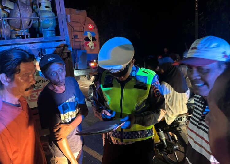 kecelakaan beruntun yang terjadi di Jalan Pasaman Barat–Padang, tepatnya di Jorong Pasar Durian, Kenagarian Manggopoh, Kecamatan Lubuk Basung, Kabupaten Agam, Rabu (28/1/2026) malam.