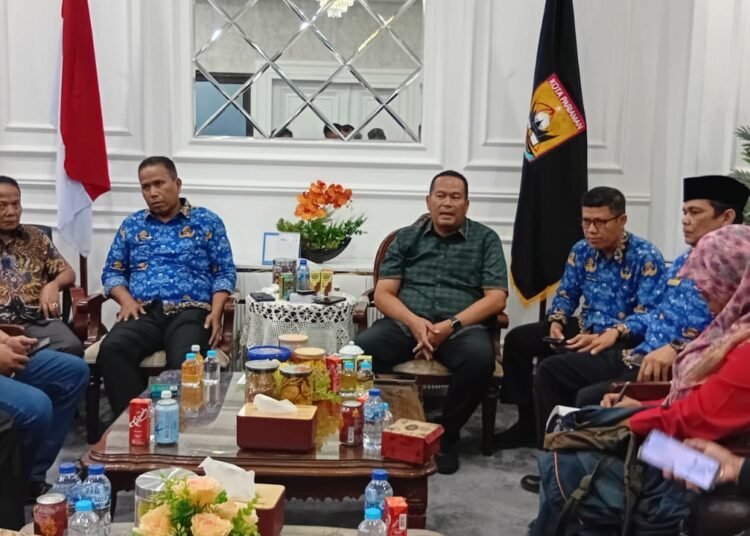 Yota Balad, didampingi Wakil Wali Kota Mulyadi, Sekda Afrizal Azhar, dan Ketua KONI Pariaman Edison, saat memberikan penjelasan kepada wartawan, Kamis (29/1).