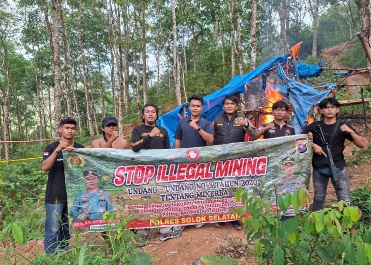 Tim gabungan membakar pondok tambang emas illegal di Jorong Sungai Puah, Nagari Pakan Rabaa, Kecamatan KPGD, Solok Selatan, pada Rabu (28/1/2026). Foto: Polres Solok Selatan