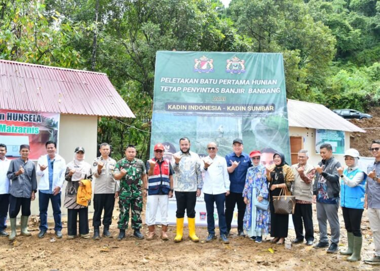 Wali Kota Padang, Fadly Amran, meletakkan batu pertama pembangunan hunian tetap (Huntap) bagi penyintas banjir bandang di Kampung Talang, Kelurahan Kapalo Koto, Kecamatan Pauh, Kamis (29/1/2026).