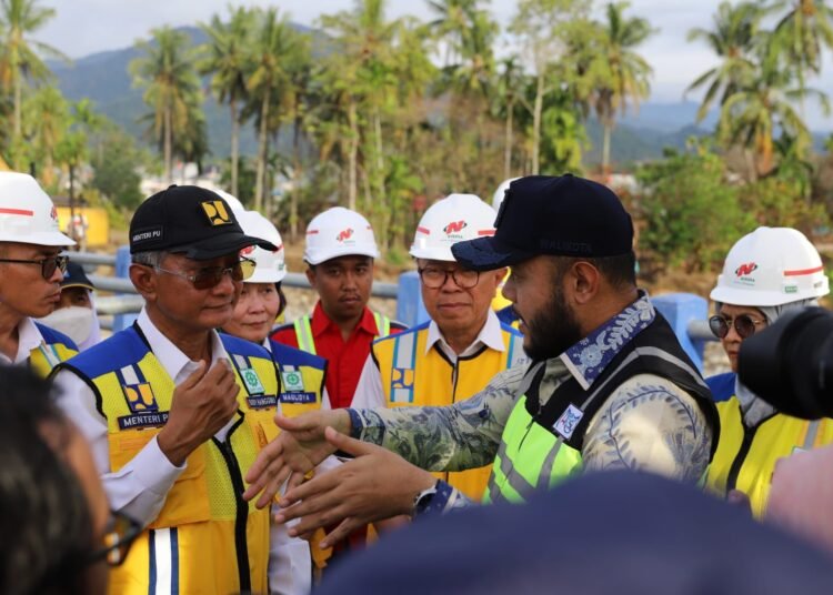 Wali Kota Padang, Fadly Amran, mendampingi Menteri Pekerjaan Umum dan Perumahan Rakyat (PUPR) Dody Hanggodo meninjau lokasi terdampak bencana banjir di Bendungan Koto Tuo, Kelurahan Balai Gadang, Kecamatan Koto Tangah, pada Kamis (29/1/2026). Foto: Pemko Padang