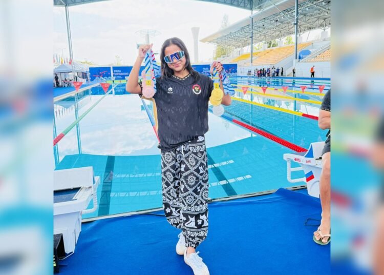 Siti Aisyah, atlet renang disabilitas tunarungu asal Tanjung Ampalu, Kecamatan Koto 7, Sijunjung, raih 6 medali ASEAN Para Games 2025.