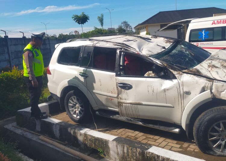 Sebuah mobil Mitsubishi Pajero Sport terguling di badan jalan tol Padang—Sicincin, tepatnya di KM 30, pada Jumat (30/1/2026) pagi. Foto: Satuan PJR Ditlantas Polda Sumbar