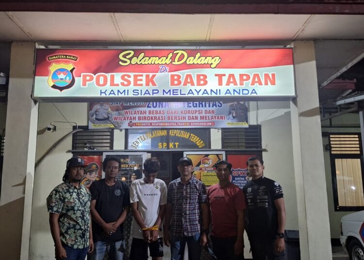 Seorang remaja di Pesisir Selatan ditangkap polisi pada Jumat (30/1/2026) dini hari karena diduga menyetubuhi siswi SMA. Foto: Polres Pesisir Selatan