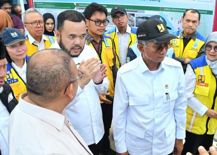 Wali Kota Padang, Fadly Amran, mendampingi Menteri PU, Dody Hanggodo, meninjau Instalasi Pengolahan Air Gunung Pangilun milik Perumda AM Kota Padang, pada Jumat (30/1/2026). Foto: Pemko Padang