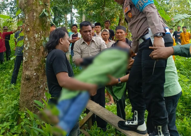 Seorang pria ditemukan meninggal dunia dalam kondisi tergantung di kebun di Jorong Rambatan, Nagari Rambatan, Kecamatan Rambatan, Kabupaten Tanah Datar, pada Jumat (30/1/2026) sekitar pukul 11.00 WIB. Foto: Polres Tanah Datar