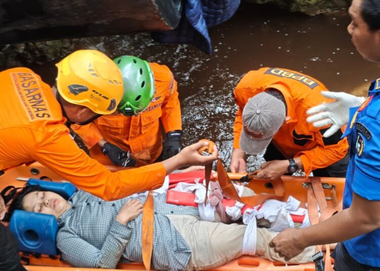 Tim gabungan mengevakuasi korban mobil yang terjatuh di bawah Jembatan Kelok 9, Limapuluh Kota, pada Sabtu (31/1/2026) pagi. Foto: Pos SAR Limapuluh Kota