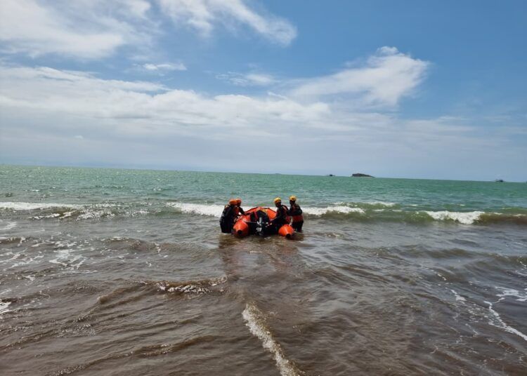 Tim SAR evakuasi korban terseret ombak saat mandi di Pantai Ujung Batu, Kelurahan Pasia Nan Tigo, Kecamatan Koto Tangah, Kota Padang, Sabtu (31/1/2026) siang