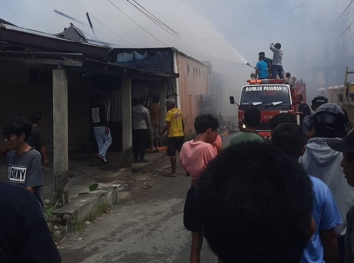Kebakaran hebat menghanguskan tiga petak rumah permanen di Jalan Syahbandar, Lubuk Sikaping, Pasaman, Sabtu (31/1/2026).