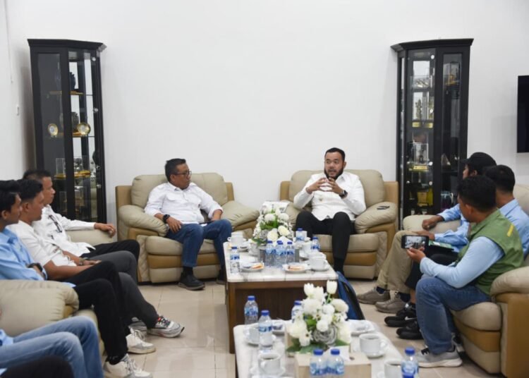 Wali Kota Padang, Fadly Amran, menggelar pertemuan dengan jajaran Komunitas Rumah Aktivis Sejahtera di Rumah Dinas Wali Kota Padang, Rabu (7/1/2026).