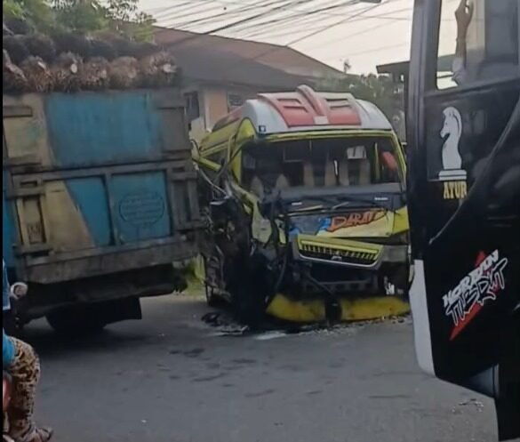 Dua mobil bertabrakan di kawasan Batang Haluan, Simpang Empat, Pasaman Barat, pada Rabu (24/9/2025).