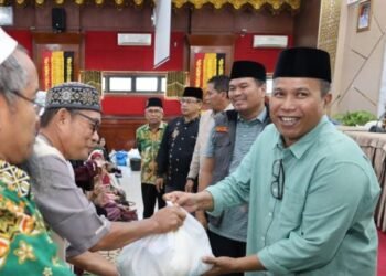 Wali Kota Pariaman Serahkan Bantuan Sembako untuk 500 Guru MDTA Terdampak Bencana Hidrometeorologi