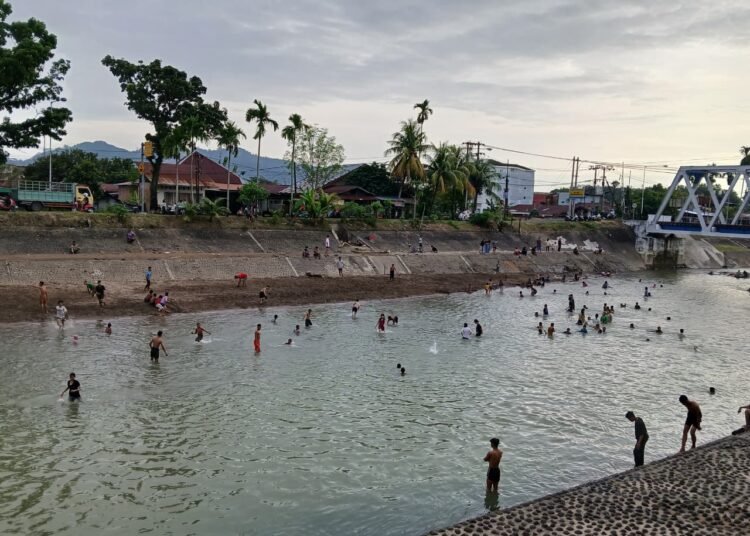 Pasca banjir bandang yang melanda Kota Padang pada akhir November 2025 lalu, kawasan Banda Kali kini mendadak menjadi tempat wisata dadakan, terutama pada akhir pekan. Foto: Sumbarkita