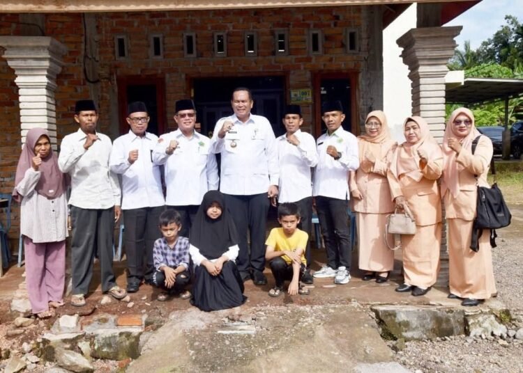 Wali Kota Pariaman, Yota Balad, didampingi Kepala Kantor Kementerian Agama Kota Pariaman, Rinalfi, meninjau pekerjaan renovasi rumah milik Syamsurizal Tuanku Sidi di Desa Kajai, Kecamatan Pariaman Timur, Sabtu (3/1/2026).