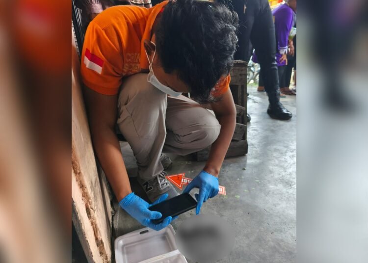 Polisi olah TKP penemuan dua janin manusia ditemukan di sebuah rumah kos putri yang dihuni mahasiswi di Parak Jigarang, Kelurahan Anduring, Kecamatan Kuranji, Kota Padang, Minggu (4/1/2026) pagi.