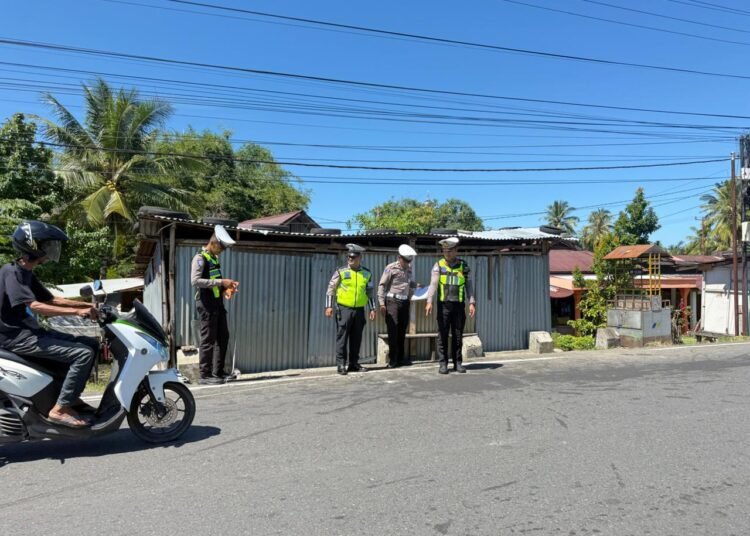 Polisi mengolah Tempat Kejadian Perkara (TKP) kecelakaan maut yang menewaskan seorang ibu berusia 42 tahun di Jalan Diponegoro, Desa Kampung Pondok, Kecamatan Pariaman Tengah, Kota Pariaman, pada Minggu (11/1/2026). Foto: Polres Pariaman