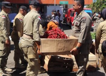 Satpol PP Tertibkan PKL Nakal di Padang