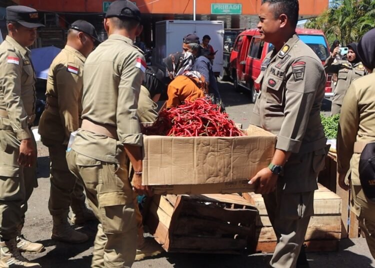 Satpol PP Padang menertibkan Pedagang Kaki Lima (PKL) yang berjualan di badan jalan dan trotoar di kawasan Pasar Raya Padang serta sejumlah titik lain di seputaran kota, Selasa (13/1/2026). Foto: Satpol PP Padang