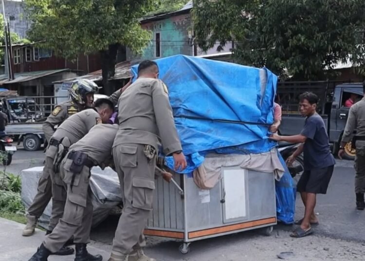 Satpol PP Padang menertibkan lapak Pedagang Kaki Lima di kawasan Jalan Sutan Syahrir, Kecamatan Padang Selatan, Senin (5/1/2025).