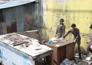 Bikin Macet, Bangunan Liar di Padang Dibongkar Petugas