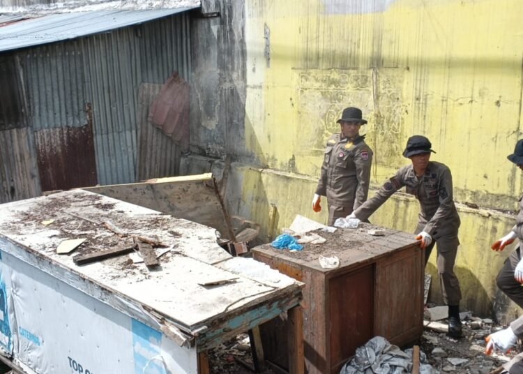 Satpol PP Padang menertibkan lima unit bangunan liar yang berdiri di badan jalan dan saluran drainase di kawasan Simpang Alai, Kelurahan Cupak Tangah, Kecamatan Pauh, Senin (12/1/2026). Foto: Satpol PP Padang