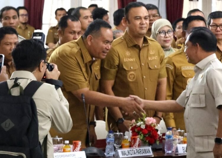Wali Kota Pariaman Yota Balad saat bersalaman dengan Mendagri.