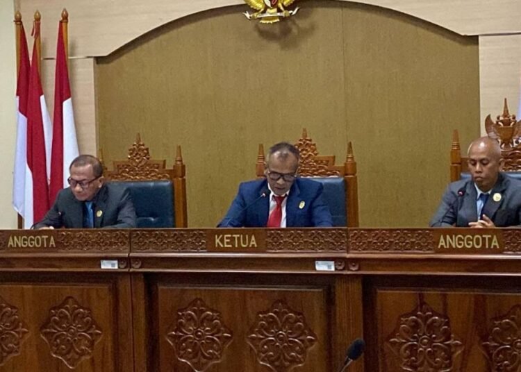 Sidang putusan permohonan sengketa informasi publik yang diajukan pengamat kebijakan publik Bonatua Silalahi terkait salinan ijazah Presiden ke-7 Republik Indonesia, Joko Widodo (Jokowi), Selasa (13/1/2026). Foto: Okezone