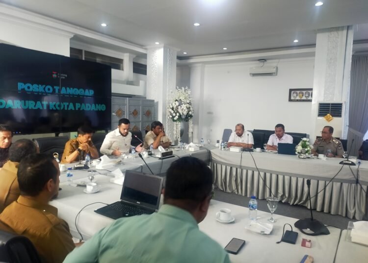 Wali Kota Padang Fadly Amran saat Rapat Pembahasan Perubahan Aliran Sungai bersama akademisi dan stakeholder terkait di Gedung Putih Rumah Dinas Wali Kota Padang, Selasa (6/1/2026).