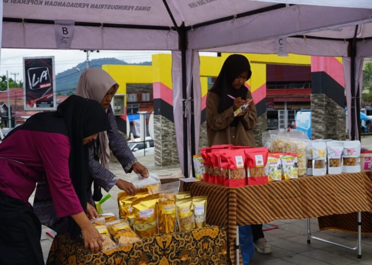 Pemerintah Kabupaten Solok Selatan menggelar pameran Usaha Mikro, Kecil, dan Menengah (UMKM) di Ruang Terbuka Hijau (RTH) pada Jumat (2/1/2026)