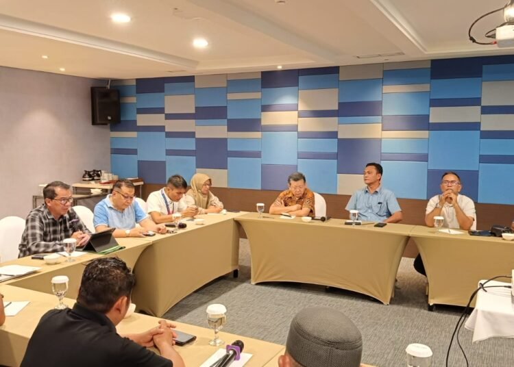 Pj Sekda Dharmasraya, Jasman Rizal bersama perwakilan masyarakat.