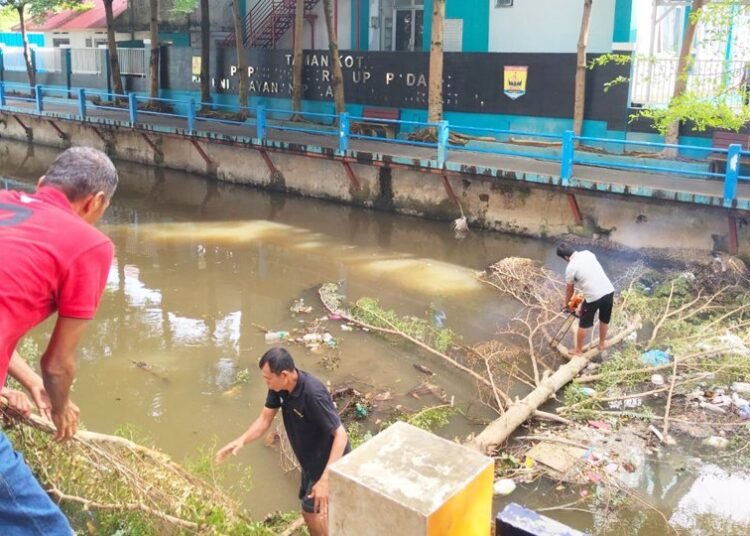Pemerintah Kota Pariaman melakukan pembersihan aliran Sungai Batang Air Pampan yang tersumbat tumpukan sampah akibat batang pohon tumbang.