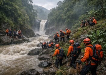 Debit Air Naik, 8 Orang Terjebak di Air Terjun Sungai Bangek Padang