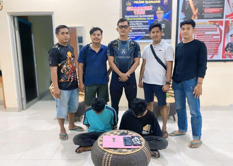 Dua pria pemakai sabu-sabu inisial JP (27) dan ZS (27) ditangkap polisi di jalan di Jorong Kuok, Nagari Tanjung Bonai Aur Selatan, Kecamatan Sumpur Kudus, Kabupaten Sijunjung, pada Sabtu (14/2/2026) sekitar pukul 17.30 WIB. Foto: Polsek Sumpur Kudus