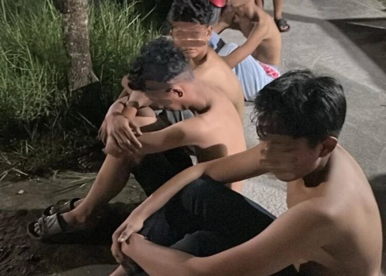 Empat orang pelajar diamankan petugas setelah dilaporkan warga berkumpul dengan dugaan indikasi akan melakukan tawuran di kawasan Gunung Pangilun, Kecamatan Padang Utara, Kota Padang, Jumat (20/2/2026) malam.