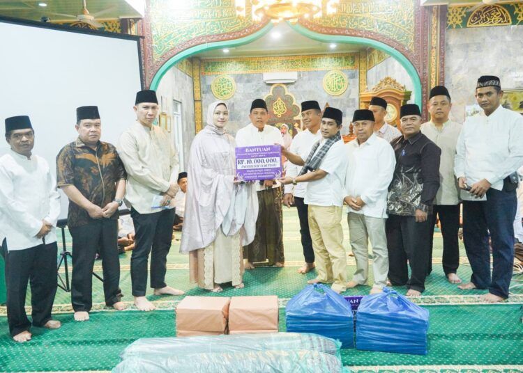 Bupati Dharmasraya, Annisa Suci Ramadhani, bersama unsur Forum Koordinasi Pimpinan Daerah (Forkopimda) dan anggota DPRD Kabupaten Dharmasraya mengunjungi Masjid Besar Babussalam, Nagari IV Koto, Kecamatan Pulau Punjung, dalam kegiatan Tim I Safari Ramadan 1447 Hijriah, Rabu (25/2/2026).
