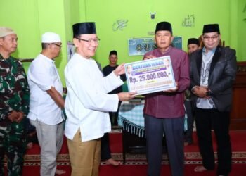 Wali Kota Payakumbuh Serahkan Bantuan Rp35 Juta untuk Masjid Baiturrahman saat Safari Ramadan