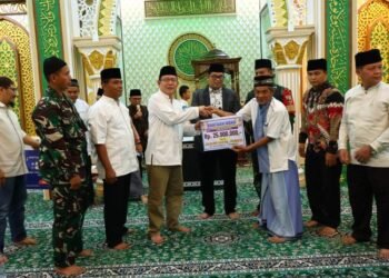Wali Kota Payakumbuh Serahkan Bantuan Rp25 Juta untuk Masjid Nurul Jannah saat Safari Ramadan 1447 H