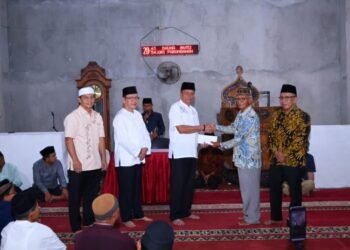 Wako Payakumbuh Serahkan Bantuan 100 Sak Semen saat Safari Ramadan di Kelurahan Parambahan