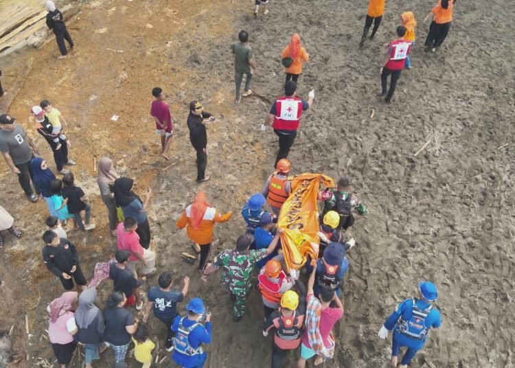 Korban terakhir yang terseret ombak di Pantai Ujung Batu, Kota Padang, ditemukan dalam kondisi meninggal dunia pada Minggu (1/2/2026) pagi. Foto: Basarnas Padang