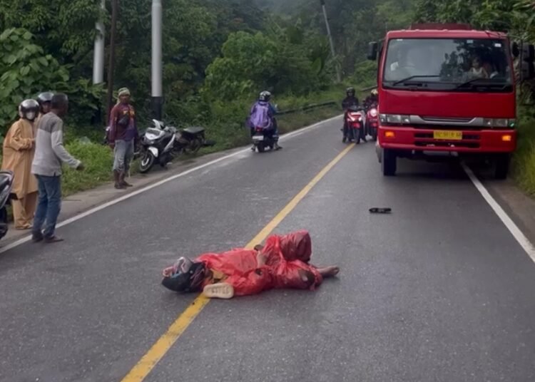 Orang terkapar di jalan setelah sebuah sepeda motor bertabrakan dengan sebuah mobil di Jalan Raya Padang—Painan, Nagari Siguntur, Kecamatan Koto XI Tarusan, Pesisir Selatan, pada Minggu (1/2/2026) sekitar pukul 16.00 WIB.