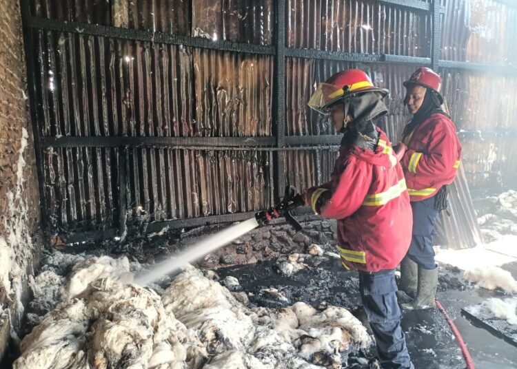 Sebuah gudang spring bed di kawasan Tui, RT 04 RW 03, Kelurahan Kuranji, Kecamatan Kuranji, Padang, terbakar Senin (2/2/2026) siang.