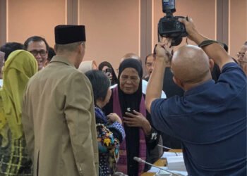 Nenek Saudah Korban Penganiayaan Penambang Ilegal di Pasaman Menangis di DPR, Keluarga Minta Keadilan