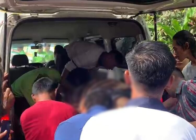 Evakuasi warga yang terjepit kendaraan di Jalan Lintas Padang–Pesisir Selatan, Kelurahan Labuhan Tarok, Kecamatan Bungus Teluk Kabung, Kota Padang, Selasa (3/2/2026).