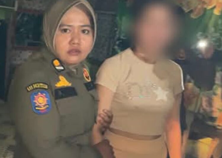 Personel Satpol PP Limapuluh Kota membawa lima wanita dalam razia warung kopi di Sibunbun, Kecamatan Pangkalan, pada Selasa (3/2/2026) sekitar pukul 23.00 WIB. Petugas menduga warung itu sebagai tempat prostitusi terselubung.