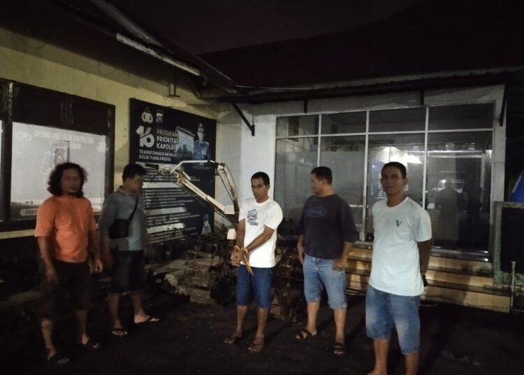 Polisi menangkap seorang di sebuah warung di Kelurahan Ujung Batung, Kecamatan Pariaman Tengah, Kota Pariaman, pada Selasa (3/2/2026) sekitar pukul 16.00 WIB karena diduga mencuri mesin bajak sawah. Foto: Polsek Kota Pariaman