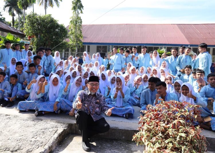 Wakil Wali Kota Padang, Maigus Nasir, berfoto dengan siswa SMPN 32 Padang, Kelurahan Lubuk Minturun, Kecamatan Koto Tangah, pada Kamis (5/2/2026) setelah meresmikan Kelas Digital di sekolah itu. Foto: Pemko Padang