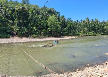 Jembatan Putus, Ratusan Warga Pesisir Selatan ke Sekolah hingga Puskesri Naik Perahu