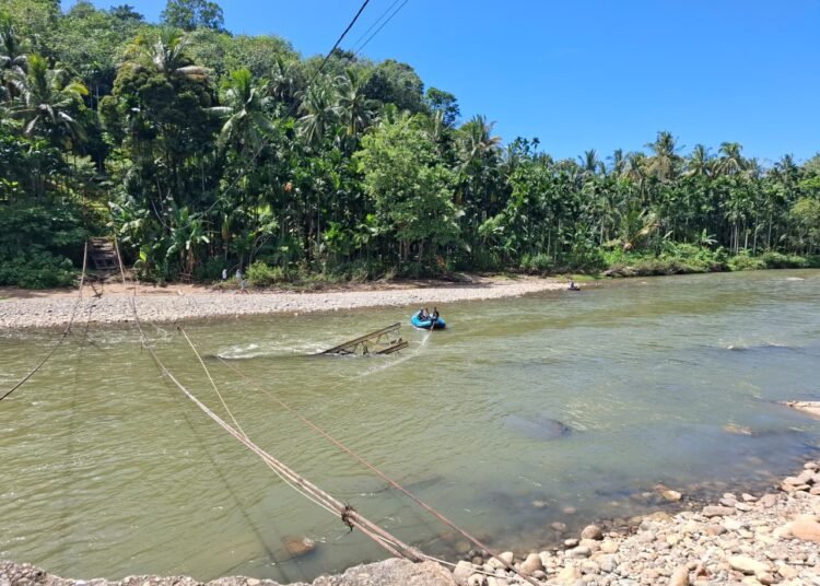 Warga menggunakan perahu karet untuk menyeberangi sungai di Nagari Pelangai Gadang di Kecamatan Ranah Pesisir, Pesisir Selatan, pada Kamis (5/2/2026).