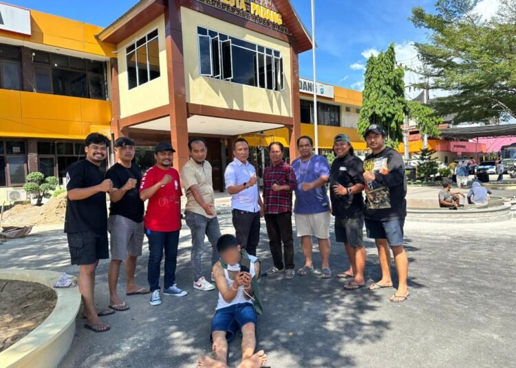 Polisi menangkap terduga pencuri ponsel berinisial FA (30) di belakang Masjid Marhamah, Kelurahan Kalumbuk, Kecamatan Kuranji, Kota Padang, pada Rabu (4/2/2026) siang. Foto: Polresta Padang