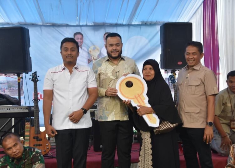 Wali Kota Padang, Fadly Amran, didampingi Wakil Ketua DPRD Sumbar, Evi Yandri Rajo Budiman, dan Wakil Gubernur Sumbar, Vasco Ruseimy, menyerahkan kunci Huntara Mandiri kepada salah satu korban bencana di Kelurahan Kapalo Koto, Kecamatan Pauh, pada Kamis (5/2/2026). Foto: Pemko Padang